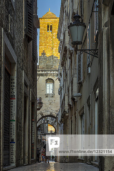 Kleine Straße in der Altstadt von Split im ersten Sonnenlicht  Split  Kroatien  Europa