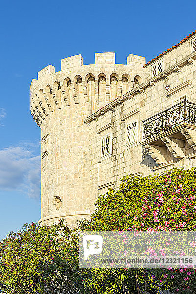 Historischer Wachturm in der Altstadt von Korcula Stadt  Kroatien  Europa