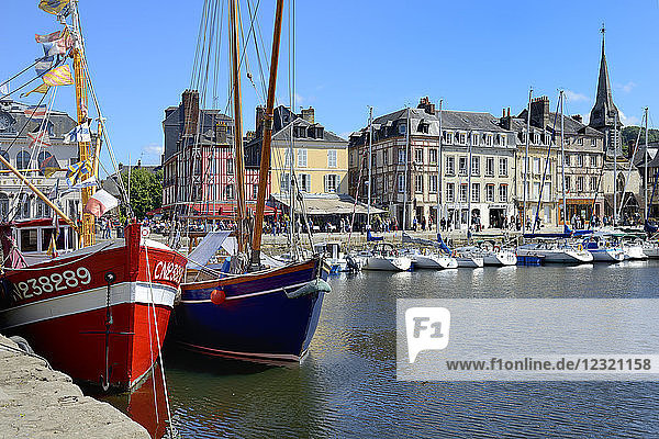 Das Vieux Bassin (Alter Hafen) und der Kai von St. Catherine  Honfleur  Calvados  Basse Normandie (Normandie)  Frankreich  Europa