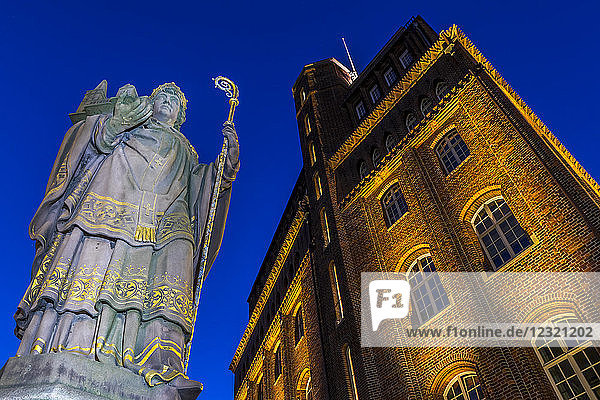 St. Ansgar-Statue und Haus der Patriotischen Gesellschaft an der Trostbrücke in der Abenddämmerung  Hamburg  Deutschland  Europa