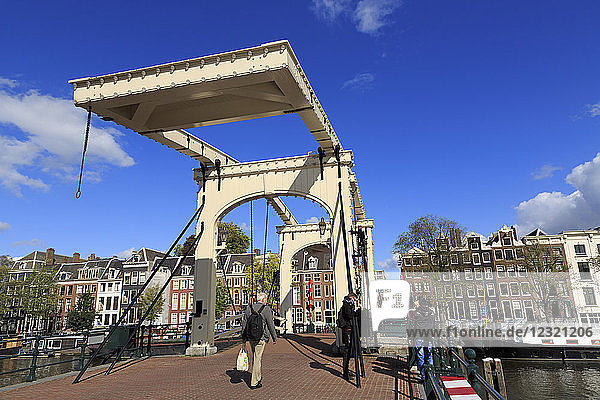 Magere Brug (Dünne Brücke)  Amsterdam  Nordholland  Niederlande  Europa