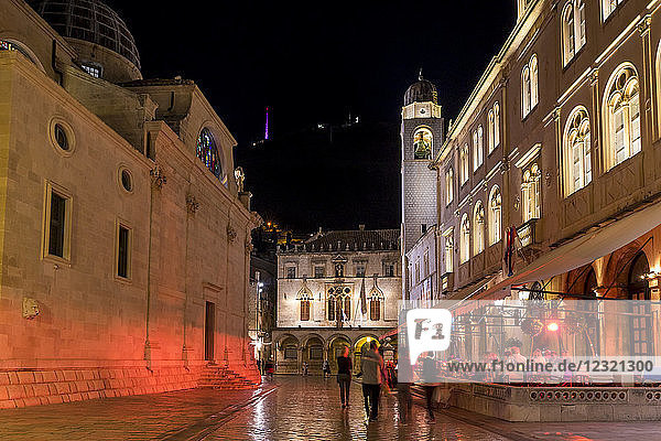 Nachtaufnahme des Glockenturms am Stradun  Dubrovnik  Kroatien  Europa