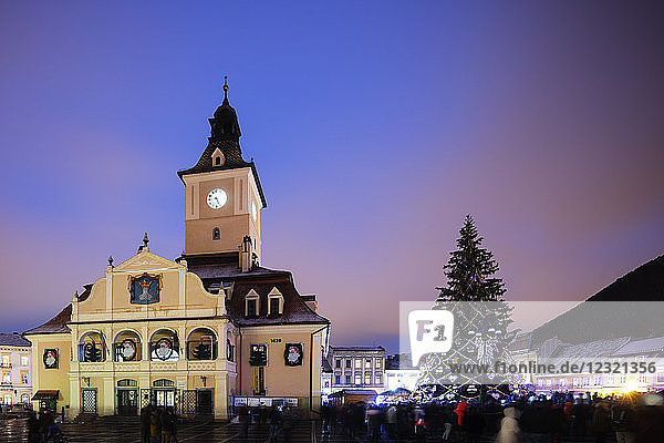 Gebäude des Historischen Museums und Weihnachtsmarkt  Brasov  Rumänien  Europa