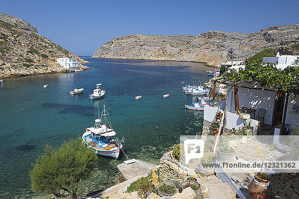Blick über den Garten der Villa auf Fischerboote im Hafen  Cheronissos  Sifnos  Kykladen  Ägäisches Meer  Griechische Inseln  Griechenland  Europa