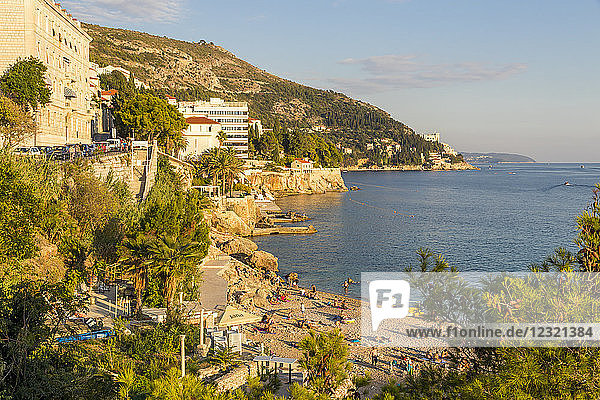 Blick über den Banje-Strand außerhalb der Altstadt von Dubrovnik  Kroatien  Europa