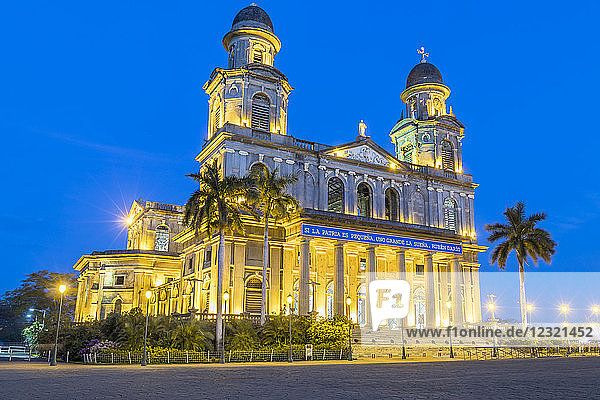 Ruinen der alten Kathedrale Santiago de Managua bei Nacht  Managua  Nicaragua  Mittelamerika