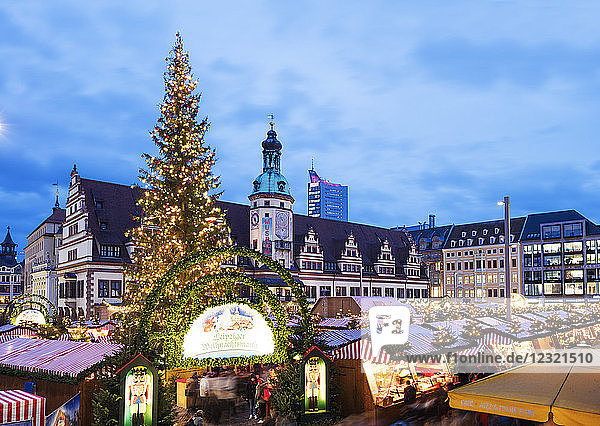Leipziger Weihnachtsmarkt  Altes Rathaus  Leipzig  Sachsen  Deutschland  Europa