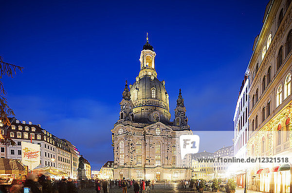 Neumarkt  Frauenkirche und Statue von Martin Luther  Dresden  Sachsen  Deutschland  Europa