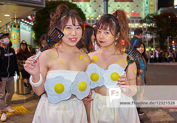 Junge japanische Mädchen bei den Halloween-Feierlichkeiten in Shibuya  Tokio  Japan  Asien