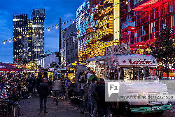 Food Truck Festival auf dem Spielbudenplatz nahe der Reeperbahn in der Abenddämmerung  Hamburg  Deutschland  Europa