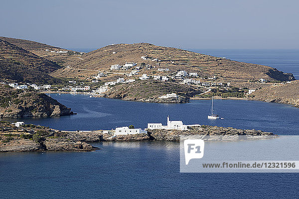Blick auf das Kloster Chrisopigi und Faros an der Südostküste der Insel  Sifnos  Kykladen  Ägäisches Meer  Griechische Inseln  Griechenland  Europa