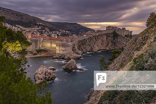 Blick in der Morgendämmerung von der Festung Lovrijenac über die ummauerte Altstadt von Dubrovnik  UNESCO-Weltkulturerbe  Kroatien  Europa
