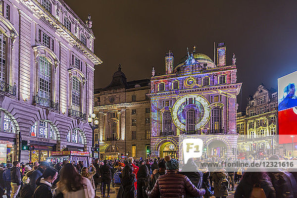 Beleuchtetes Gebäude am Piccadilly Circus während der London Lumiere  London  England  Vereinigtes Königreich  Europa