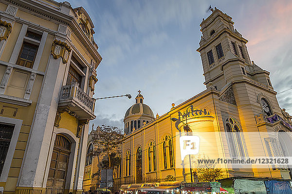 Das Tipografia-Gebäude und die Kirche Our Lady of Remedies in der Zona 1 (Stadtzentrum) in Guatemala-Stadt  Guatemala  Mittelamerika