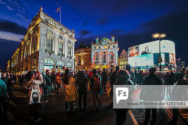 Beleuchtetes Gebäude am Piccadilly Circus und in der Regent Street während der London Lumiere  London  England  Vereinigtes Königreich  Europa
