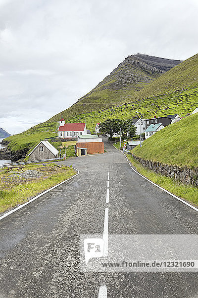 Straße zum Dorf  Insel Kunoy  Nordoyar  Färöer Inseln  Dänemark  Europa