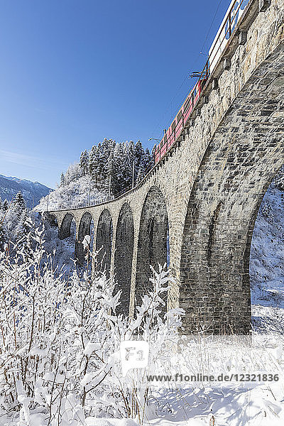 Bernina Express Zug auf dem Landwasser Viadukt  UNESCO Welterbe  Filisur  Albulatal  Kanton Graubünden  Schweiz  Europa
