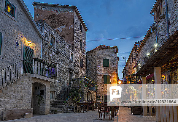 Kleiner Platz in der Altstadt von Stari Grad auf der Insel Hvar in der Abenddämmerung  Hvar  Kroatien  Europa