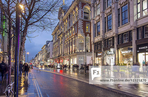 Regnerische Abenddämmerung in der Oxford Street  London  England  Vereinigtes Königreich  Europa