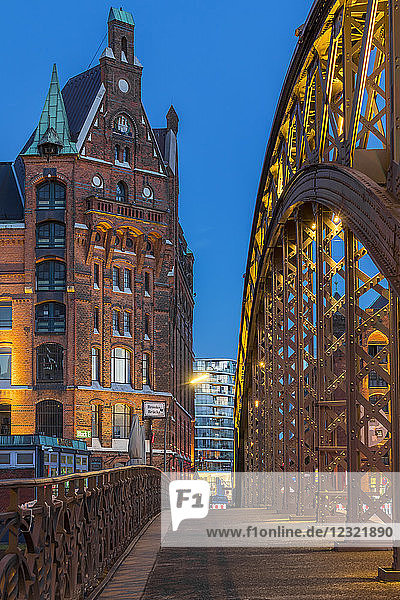 Typisches Gebäude der Speicherstadt und Kornhausbrücke in der Abenddämmerung  Hamburg  Deutschland  Europa