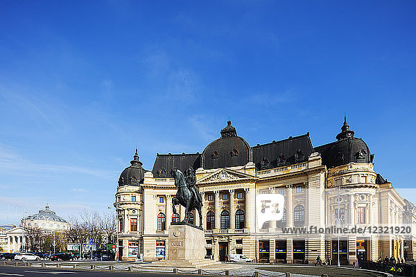 Zentrale Universitätsbibliothek und Statue von König Carol I. von Rumänien  Bukarest  Rumänien  Europa