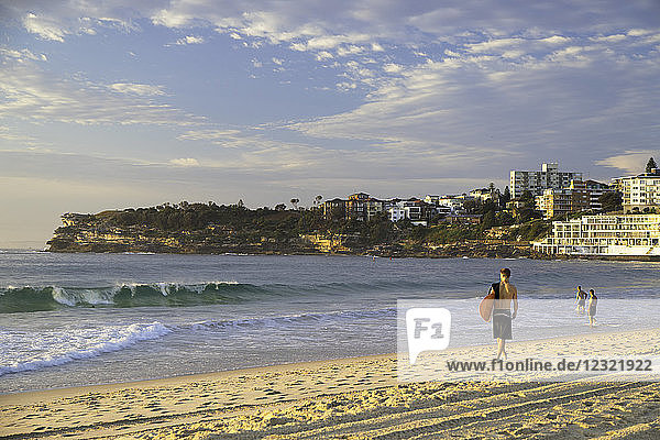 Surfer am Bondi Beach  Sydney  New South Wales  Australien  Pazifik