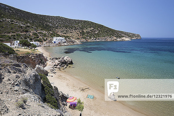 Blick über den Strand von Vathi  Vathi  Sifnos  Kykladen  Ägäisches Meer  Griechische Inseln  Griechenland  Europa