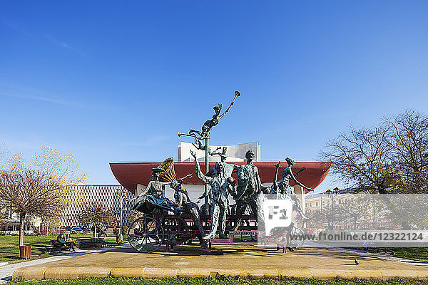 Universitätsplatz  Nationaltheater  Statue der Musikkomödianten von Ioan Bolborea  Bukarest  Rumänien  Europa