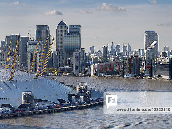 Canary Wharf und O2 von der Emirates-Seilbahn aus  Docklands  London  England  Vereinigtes Königreich  Europa