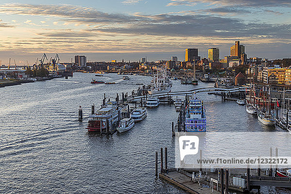 Blick von der Elbphilharmonie über den Hamburger Hafen bei Sonnenuntergang  Hamburg  Deutschland  Europa