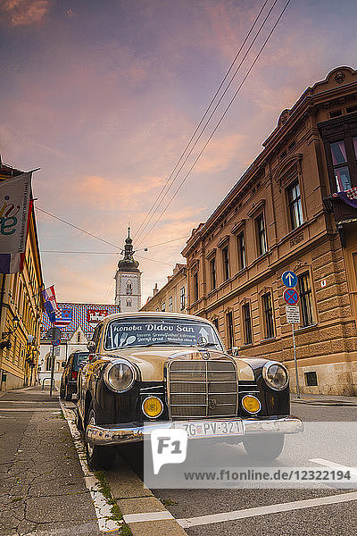 Ein alter Mercedes Benz  geparkt auf der Cirilometodska Straße  Zageb  Kroatien  Europa