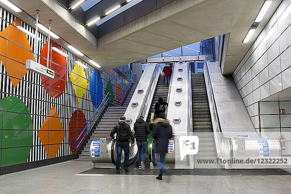 Die sanierten Rolltreppen des Bahnhofs Tottenham Court Road  London  England  Vereinigtes Königreich  Europa