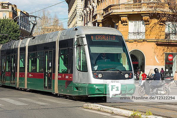 Eine moderne Straßenbahn auf einer Straße in Rom  Rom  Latium  Italien  Europa