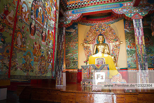 Der buddhistische Tempel des Norbulingka Tibetan Institute of Tibetan Arts and Culture  Dharamsala  Himachal Pradesh  Indien  Asien