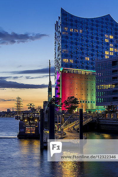 Das Gebäude der Elbphilharmonie mit Pride-Illumination während des Christopher Street Day Wochenendes 2017  Hamburg  Deutschland  Europa