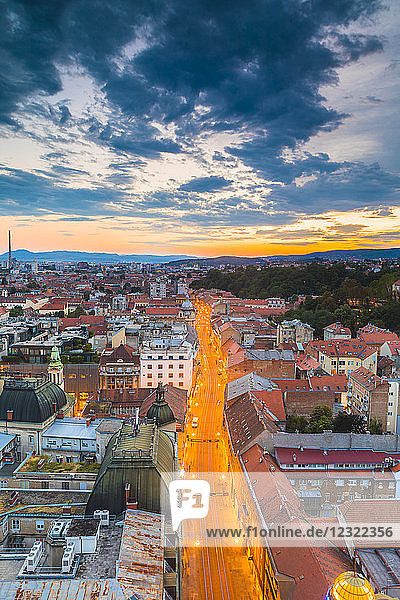 Blick auf die Stadt bei Nacht  Zagreb  Kroatien  Europa