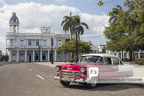 Roter Chevrolet Bel Air geparkt auf dem Stadtplatz von Cienfuegos  UNESCO-Weltkulturerbe  Kuba  Westindien  Karibik  Mittelamerika