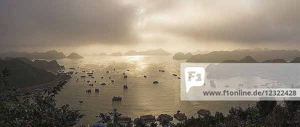 Sunset in Lan Ha Bay  Cat Ba Island  a typical Karst landscape in Vietnam  Indochina  Southeast Asia  Asia