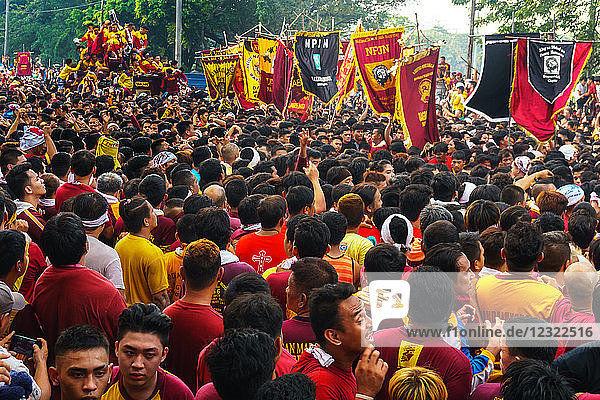 Fahnenträger führen die abschließende Prozession mit dem Schwarzen Kreuz und Jesus beim jährlichen Fest des Schwarzen Nazareners durch Manila  Philippinen  Südostasien  Asien