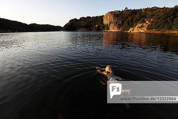 Eine Frau schwimmt an der Küste von Bohuslan  Schweden  Skandinavien  Europa