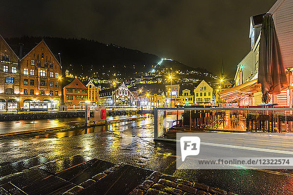 Das Fjord-Restaurant am Hafen von Vagen mit der Bryggen-Wasserfront und der Standseilbahn dahinter  bei Nacht  Bergen  Hordaland  Norwegen  Skandinavien  Europa