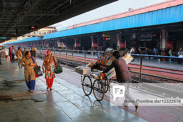 Menschen auf dem Bahnsteig des Bahnhofs Jaipur Junction in Rajasthan  Indien  Asien