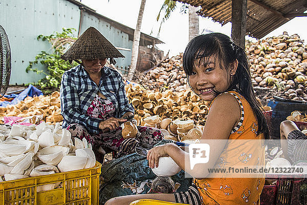 Mädchen und Frau in einem kokosnussverarbeitenden Familienbetrieb im Mekong-Delta; Ben Tre  Vietnam
