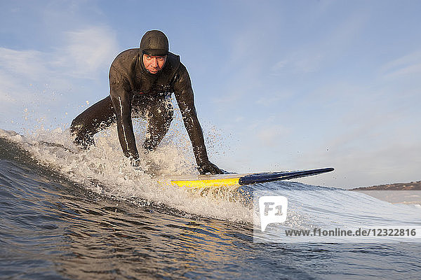 Mann beim Surfen  Süd-Zentral-Alaska; Homer  Alaska  Vereinigte Staaten von Amerika