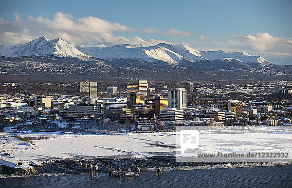Schneebedeckte Innenstadt von Anchorage mit den Chugach Mountains direkt im Hintergrund und Cook Inlet im Vordergrund  Süd-Zentral-Alaska; Anchorage  Alaska  Vereinigte Staaten von Amerika