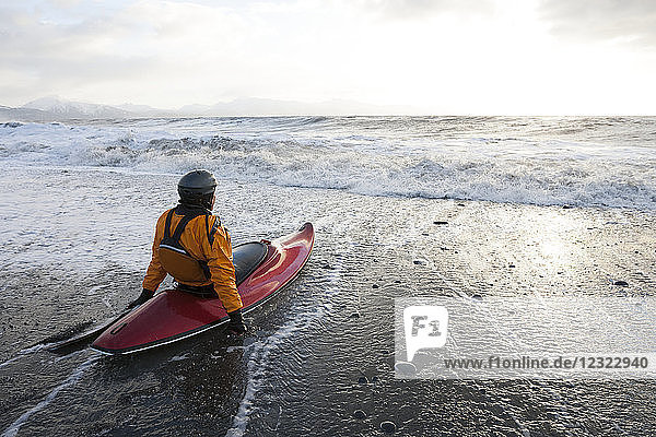 Kajak-Surfer in seinem Boot am Strand  Süd-Zentral-Alaska; Homer  Alaska  Vereinigte Staaten von Amerika