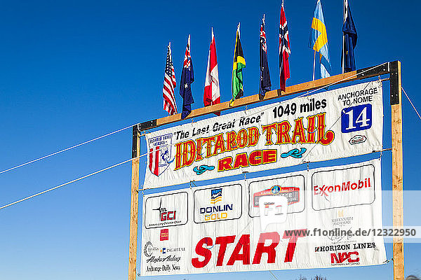Nahaufnahme des Startzeichens des Iditarod Trail Race 2014 vor blauem Himmel  Süd-Zentral-Alaska im Winter; Willow  Alaska  Vereinigte Staaten von Amerika
