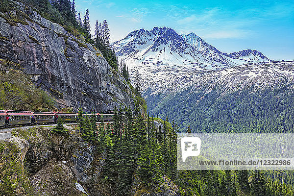White Pass Railroad transportiert Touristen auf der Fahrt von Skagway Alaska nach Kanada und zurück; Skagway  Alaska  Vereinigte Staaten von Amerika