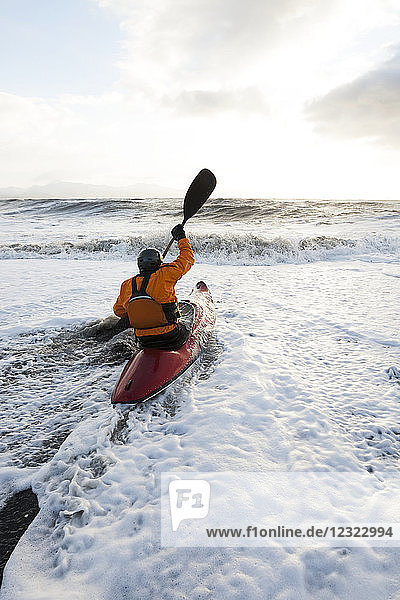 Kajak-Surfer in seinem Boot auf dem Meer  Süd-Zentral-Alaska; Homer  Alaska  Vereinigte Staaten von Amerika
