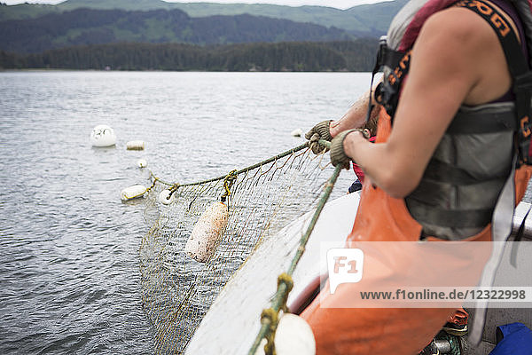 Fischerin beim kommerziellen Fang von Rotlachs mit Stellnetzen in der Nähe von Seldovia  Süd-Zentral-Alaska; Alaska  Vereinigte Staaten von Amerika